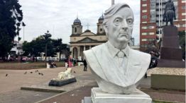 Busto de Néstor Kirchner en Morón 