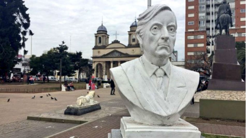 Busto de Néstor Kirchner en Morón