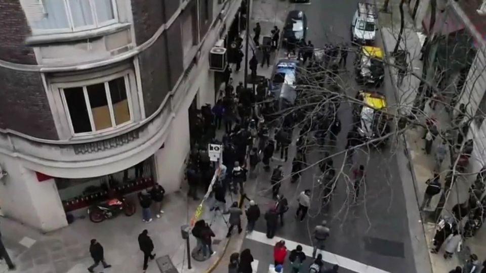 infanteria llega a la casa de cristina.
