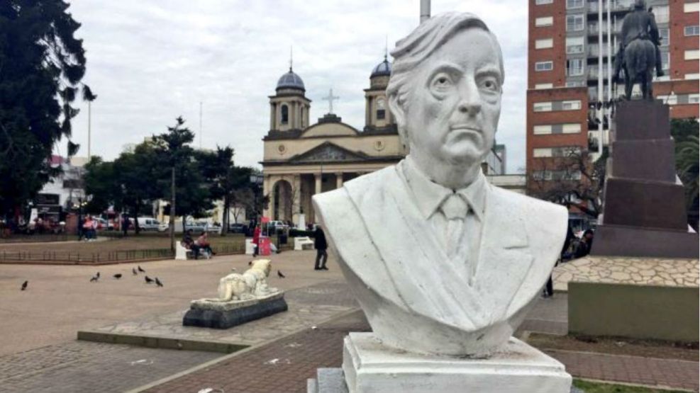 Busto de Néstor Kirchner en Morón 