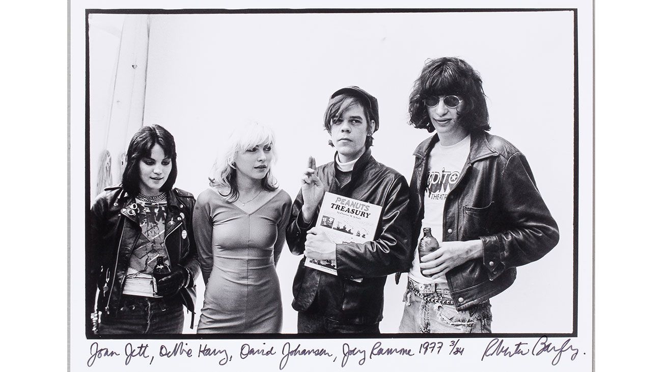 Joan Jett, Debbie Harr, David Johansen y Joey Ramone, retratados por Roberta Bayley.