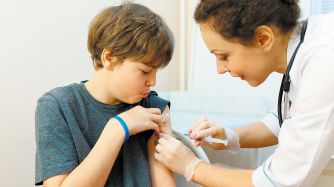 Meningitis: postergan vacuna de los 11 años y hay polémica