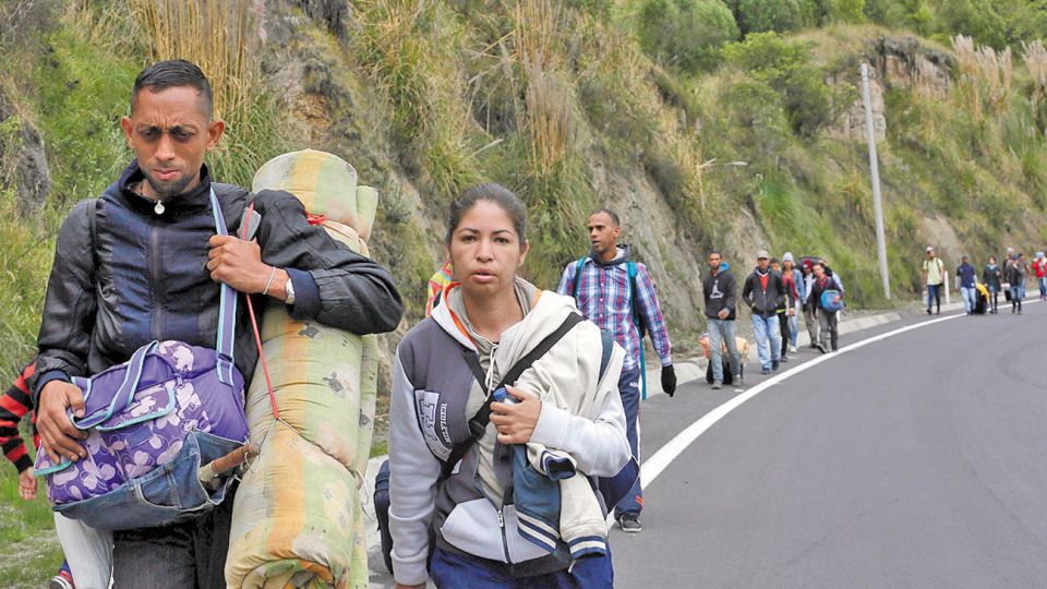 Exodo. La mayoría llegan con lo puesto a la frontera. Algunos son transportados por camiones que los recogen en las carreteras.