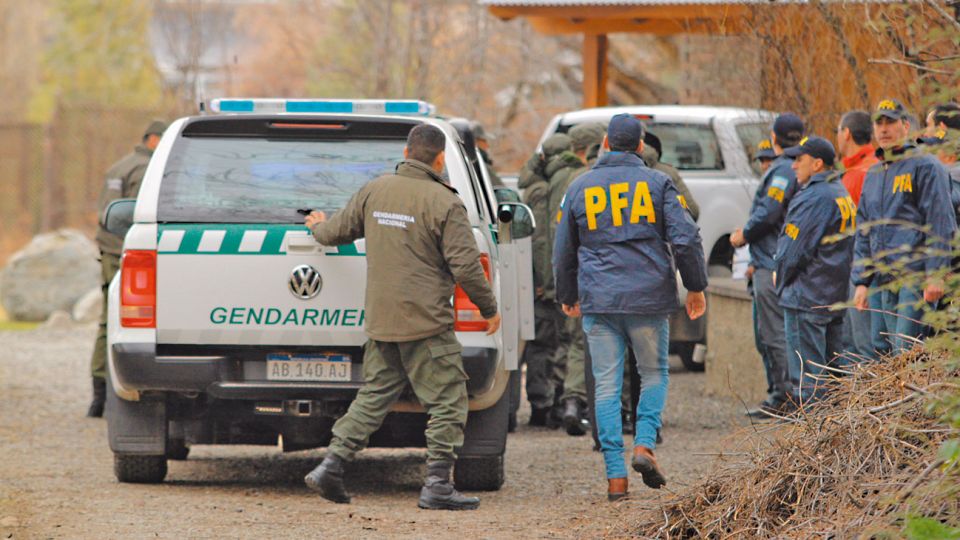 Operativo. Efectivos de Gendarmería y de la Policía Federal ingresaron cerca de las cinco de la tarde del viernes a la casa de la ex presidenta. A diferencia del allanamiento en el departamento porteño, ayer estuvieron presentes abogados de Cristina.