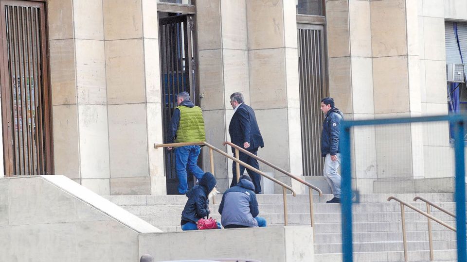 Fiscal de los cuadernos. Carlos Stornelli ingresa el viernes último a Comodoro Py, en otro día de intensidad para la causa judicial que alteró la agenda nacional.