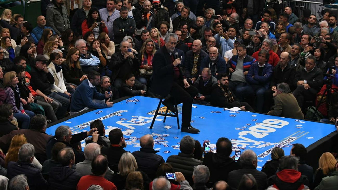 Alberto Rodríguez Saá, hablando en el acto K de Ferro.