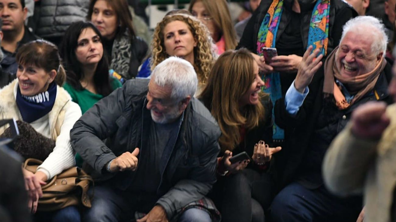 Albistur y Ginés, festejan un momento divertido del acto de este sábado.