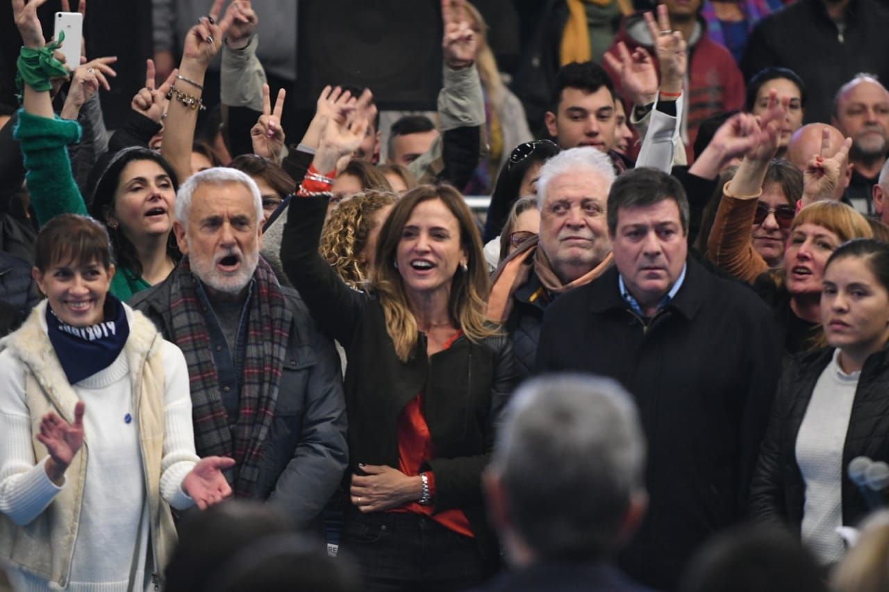 Más caras del peronismo en el microestadio de Ferro: Albistur, Ginés y Mariotto.