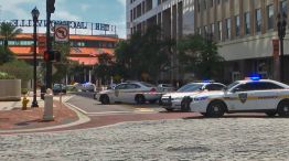Las autoridades locales pidieron mantenerse tan lejos como se pueda de la zona del tiroteo en Jacksonville
