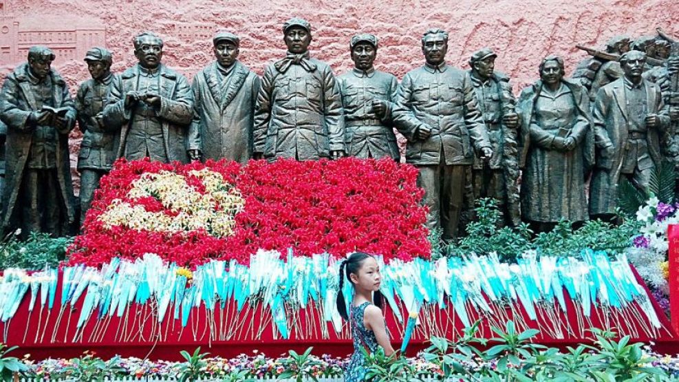 Ofrenda. Una niña deja una flor para los héroes del Ejército Rojo en el Museo de la Revolución en Yan’an, donde se evoca la etapa inaugural del movimiento maoísta.