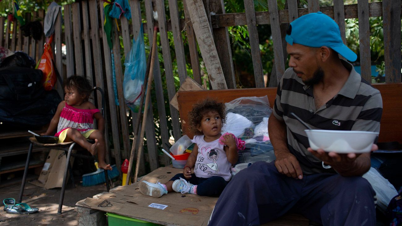 Cientos de familias venezolanas cruzan la frontera con Brasil.