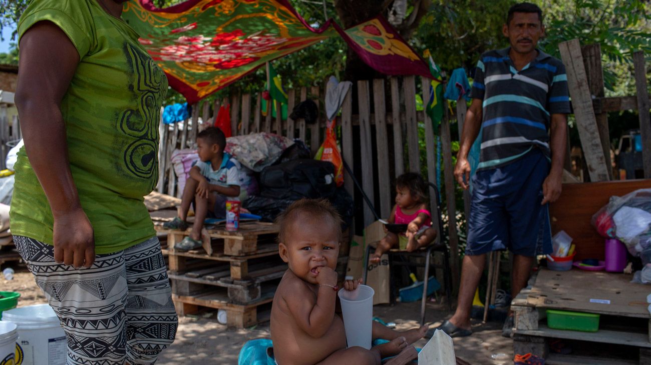 Cientos de familias venezolanas cruzan la frontera con Brasil.