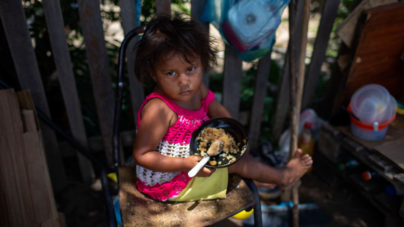 Cientos de familias venezolanas cruzan la frontera con Brasil.