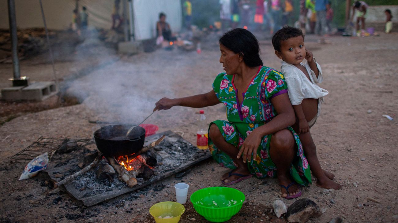 Cientos de familias venezolanas cruzan la frontera con Brasil.