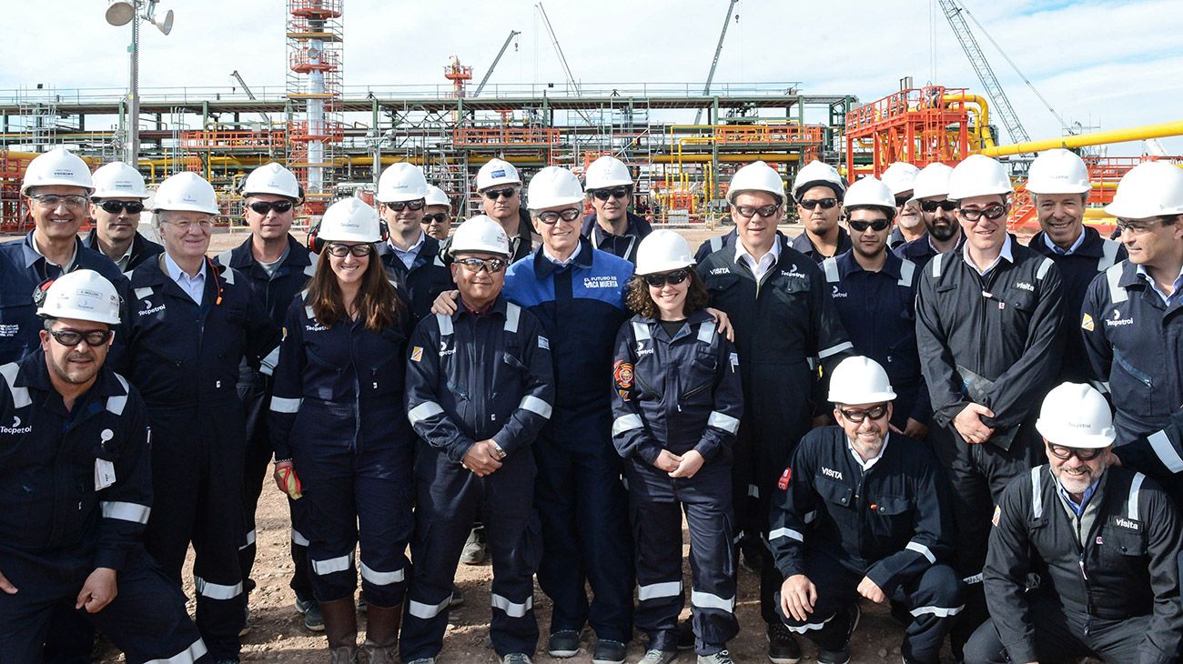 El presidente Mauricio Macri recorrió hoy la Planta Central de Procesamiento de Gas de la empresa Tecpetrol, ubicada en esta localidad neuquina, que producirá diariamente 17 millones de m3 de gas no convencional inyectado al sistema, desde el yacimiento de Vaca Muerta. 