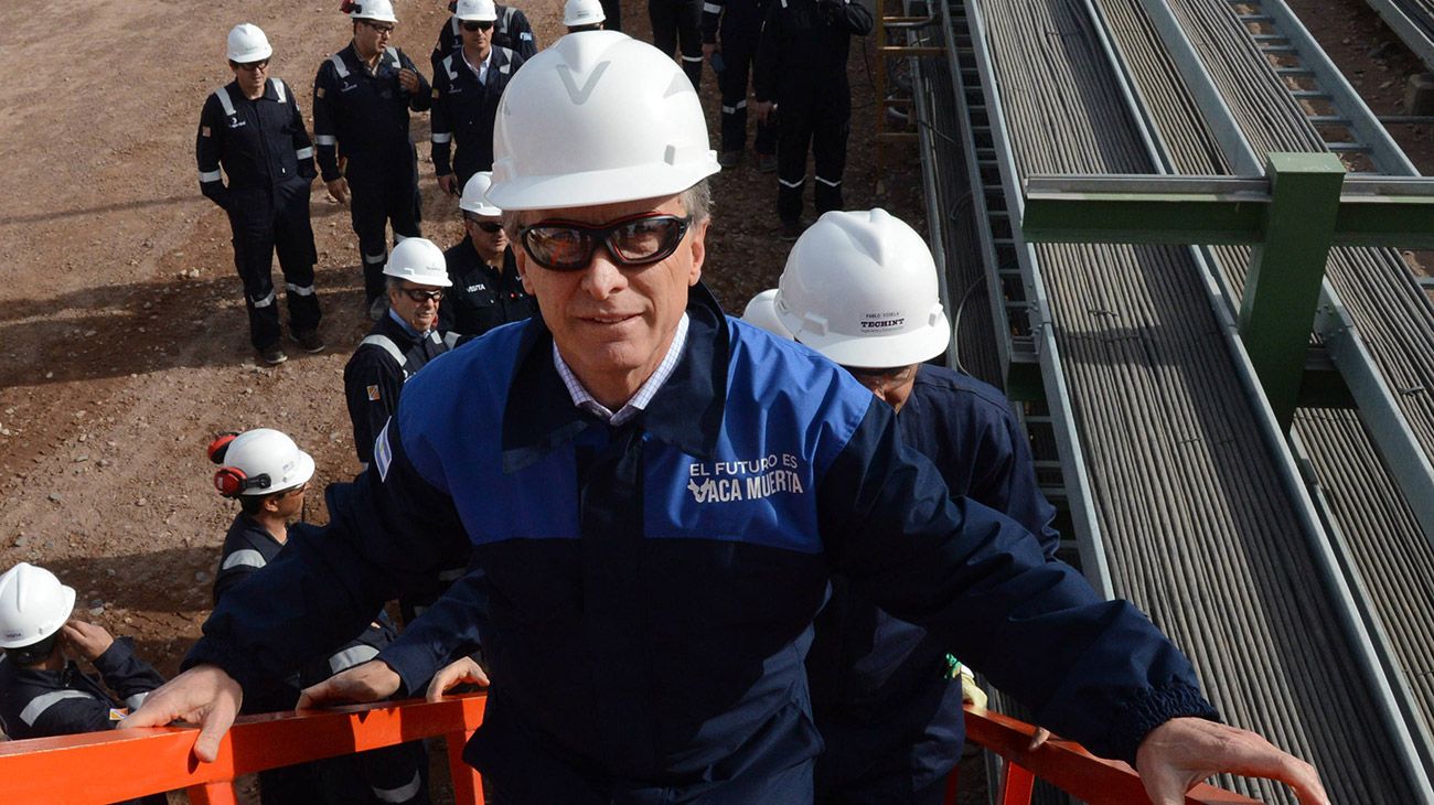 El presidente Mauricio Macri recorrió hoy la Planta Central de Procesamiento de Gas de la empresa Tecpetrol, ubicada en esta localidad neuquina, que producirá diariamente 17 millones de m3 de gas no convencional inyectado al sistema, desde el yacimiento de Vaca Muerta. 