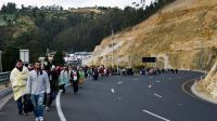 Miles de personas abandonan a pie Venezuela camino a Colombia y Ecuador.