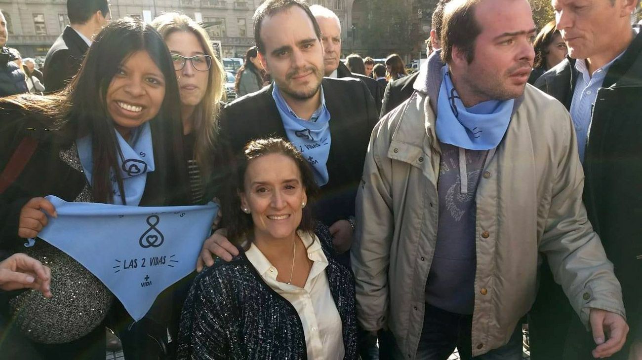 Raúl Magnasco, presidente de la asociación Más Vida, lanzó junto con otros activistas el Partido Celeste, el cual tiene como eje la oposición a la legalización de la interrupción voluntaria del embarazo.