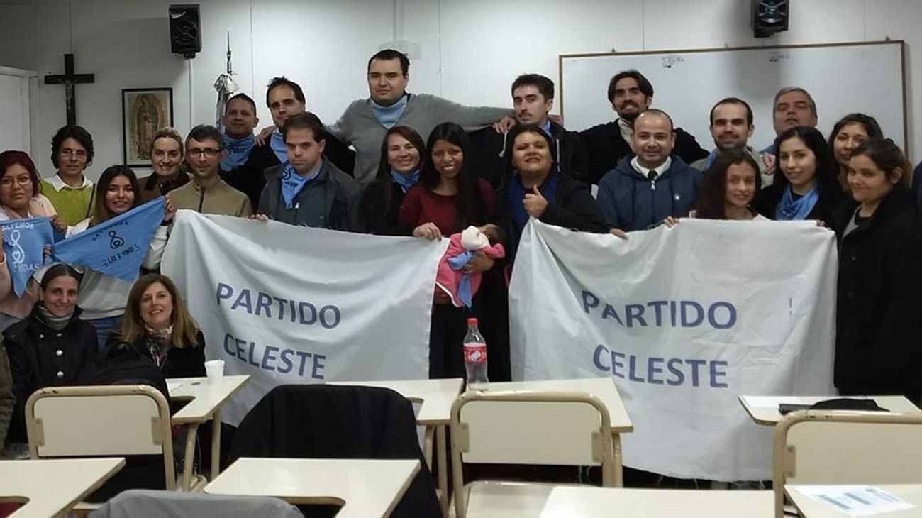 Raúl Magnasco, presidente de la asociación Más Vida, lanzó junto con otros activistas el Partido Celeste, el cual tiene como eje la oposición a la legalización de la interrupción voluntaria del embarazo.