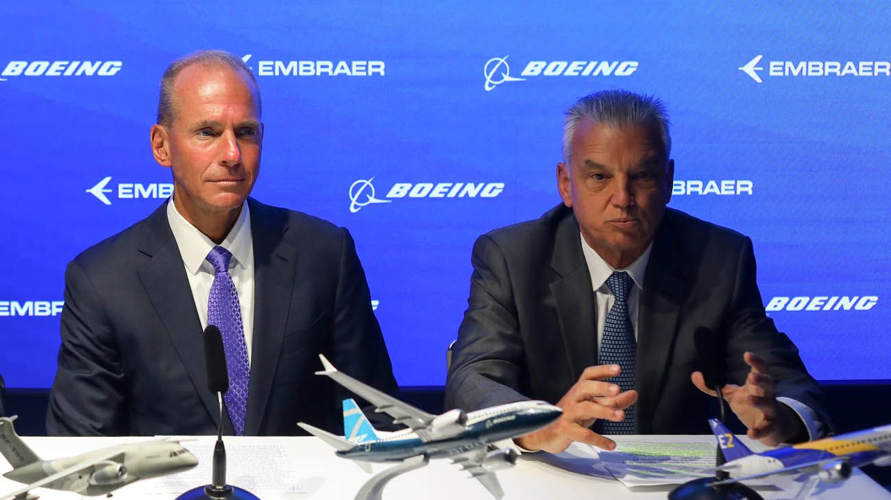 Los CEOs de Boeing y Embraer durante una conferencia conjunta.