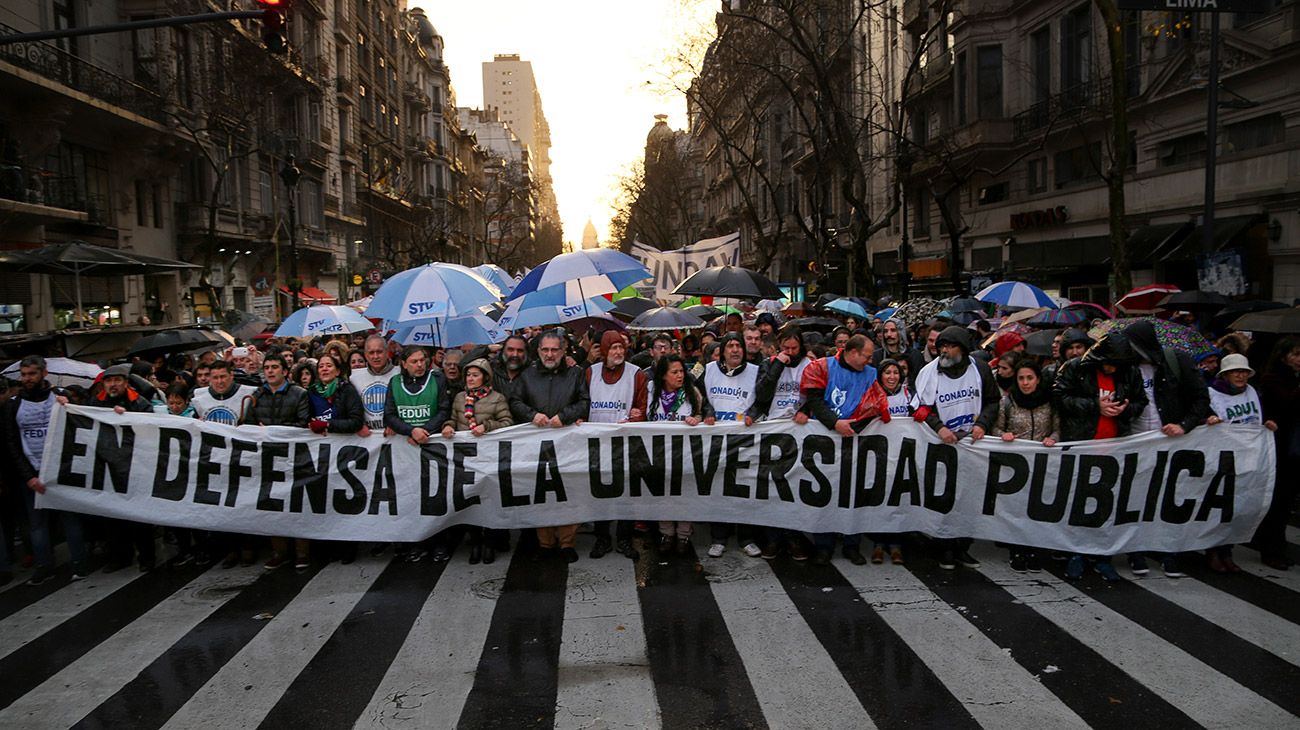 A pesar de la intensa lluvia, comenzó esta tarde desde el Congreso Nacional la marcha de gremios de docentes universitarios y federaciones estudiantiles hacia la Plaza de Mayo para denunciar la crisis salarial y presupuestaria en universidades públicas