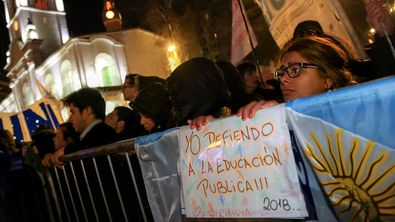 Marcha de gremios de docentes universitarios y federaciones estudiantiles hacia la Plaza de Mayo para denunciar la crisis salarial y presupuestaria en universidades