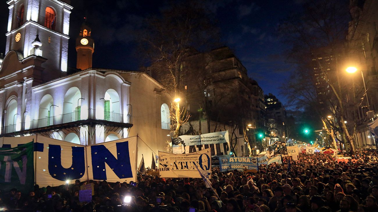 Marcha de gremios de docentes universitarios y federaciones estudiantiles hacia la Plaza de Mayo para denunciar la crisis salarial y presupuestaria en universidades