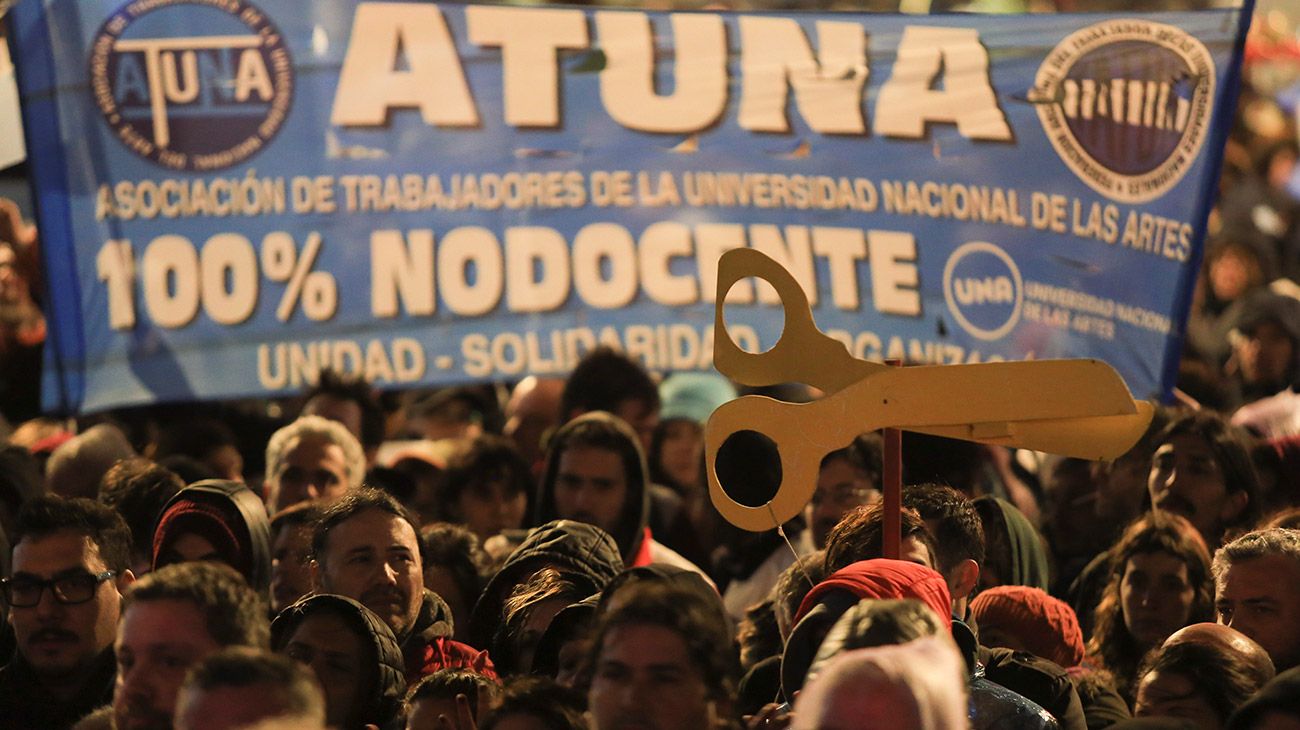 Marcha de gremios de docentes universitarios y federaciones estudiantiles hacia la Plaza de Mayo para denunciar la crisis salarial y presupuestaria en universidades