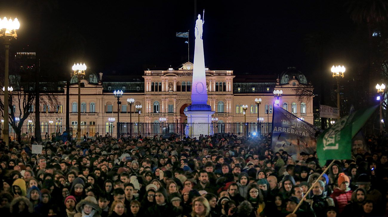 Marcha de gremios de docentes universitarios y federaciones estudiantiles hacia la Plaza de Mayo para denunciar la crisis salarial y presupuestaria en universidades