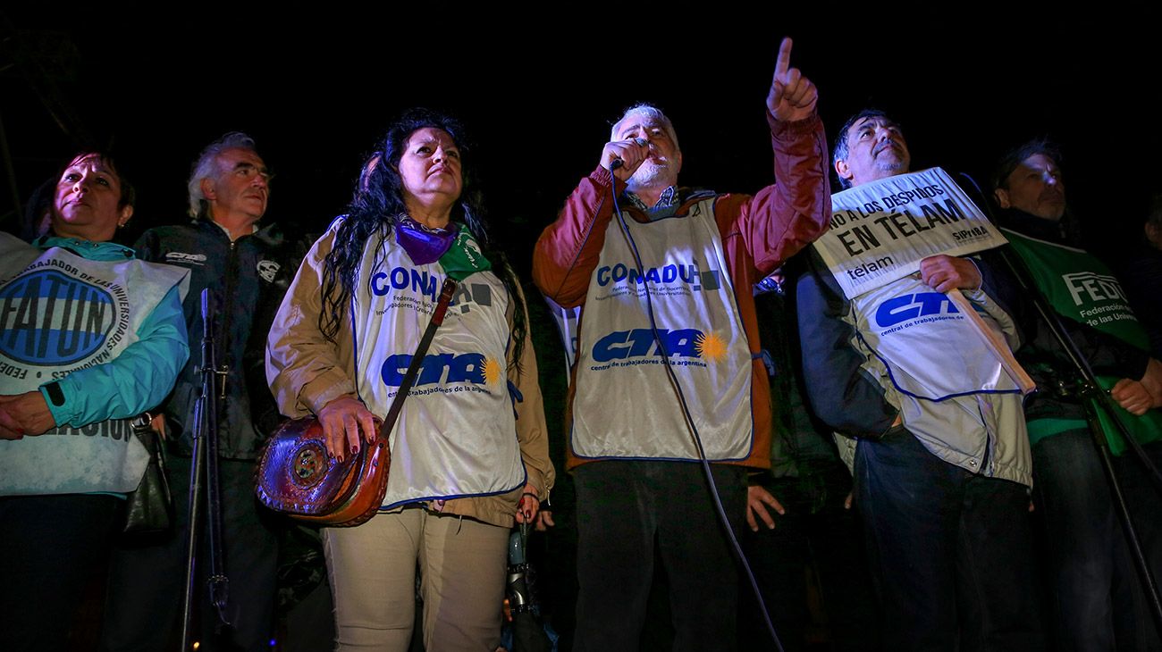 Marcha de gremios de docentes universitarios y federaciones estudiantiles hacia la Plaza de Mayo para denunciar la crisis salarial y presupuestaria en universidades