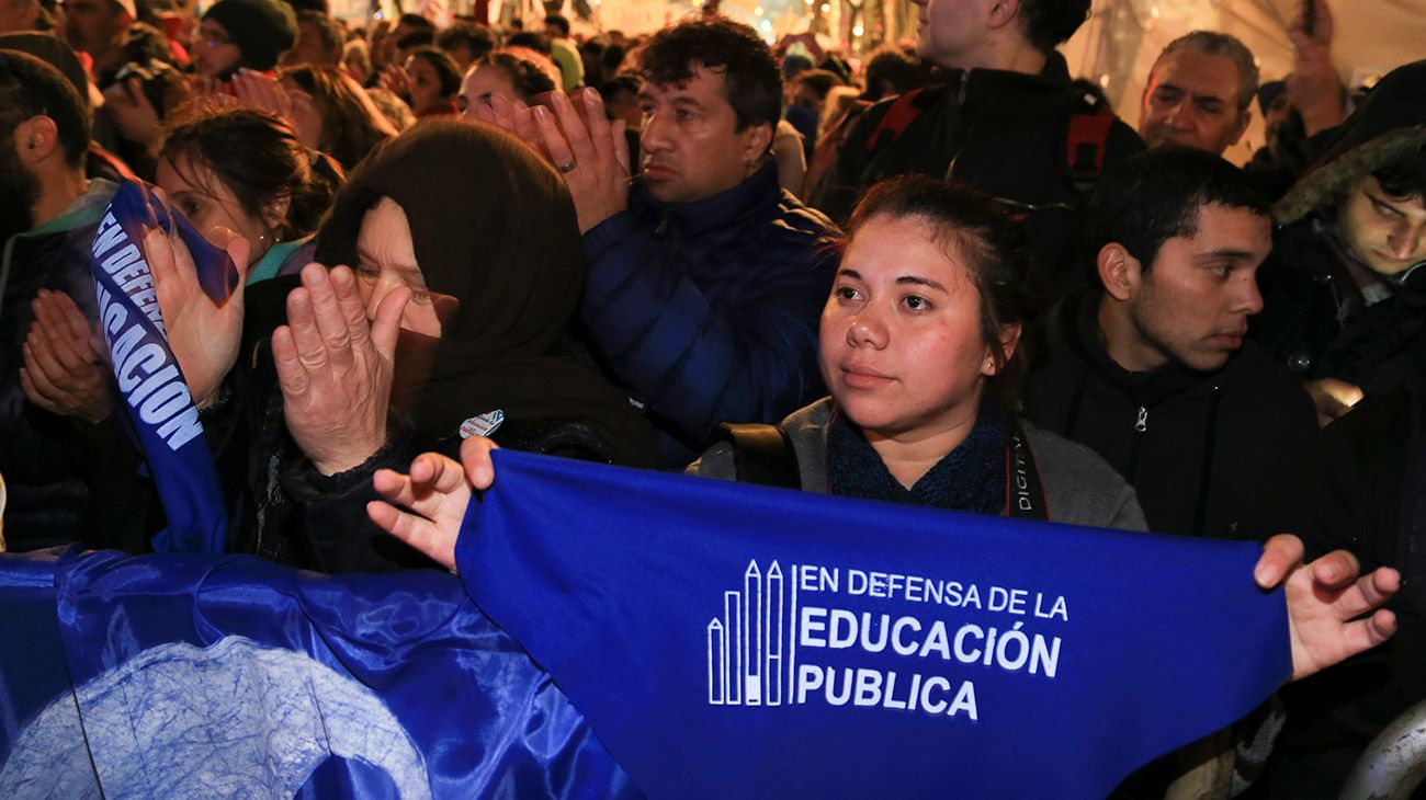 Marcha de gremios de docentes universitarios y federaciones estudiantiles hacia la Plaza de Mayo para denunciar la crisis salarial y presupuestaria en universidades