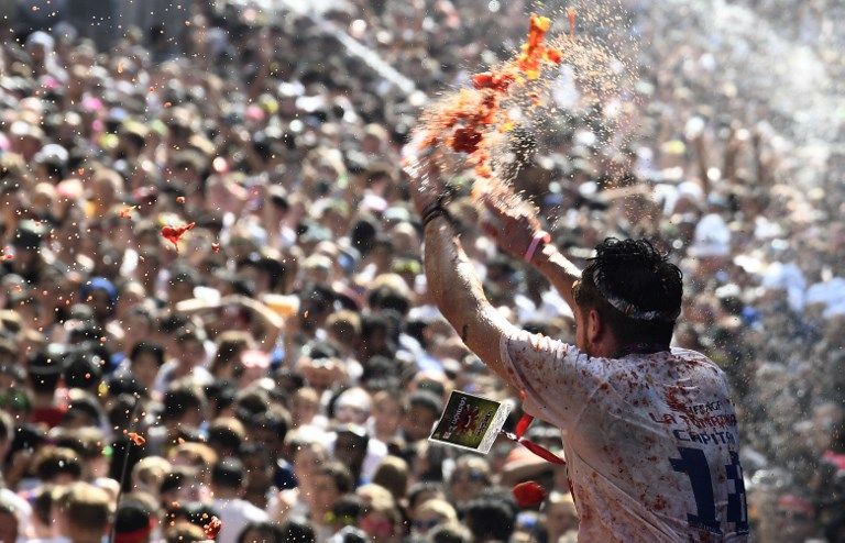 La tradicional Tomatina española volvió a teñir de rojo las calles de Buñol.