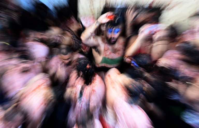 La tradicional Tomatina española volvió a teñir de rojo las calles de Buñol.