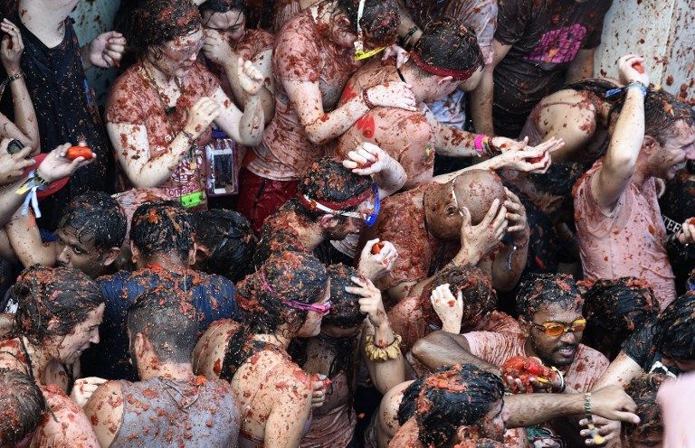 La tradicional Tomatina española volvió a teñir de rojo las calles de Buñol.