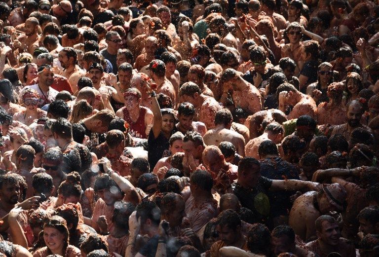 La tradicional Tomatina española volvió a teñir de rojo las calles de Buñol.