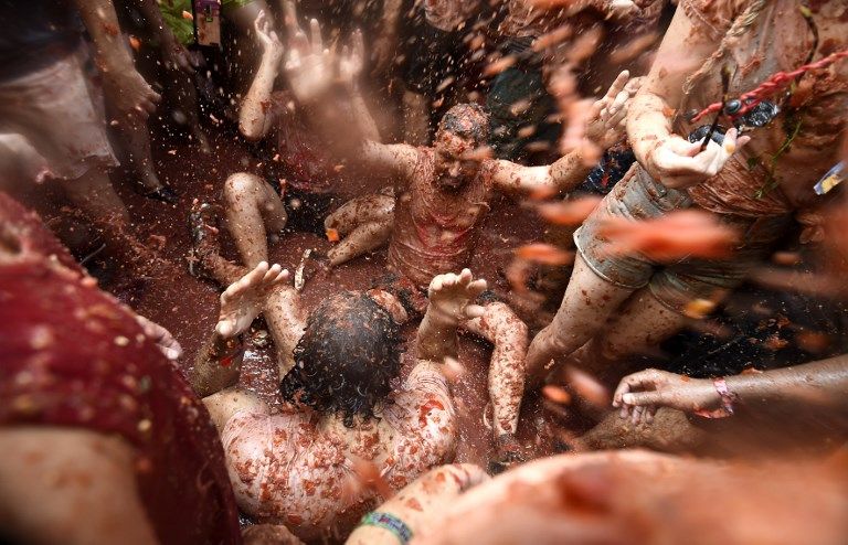 La tradicional Tomatina española volvió a teñir de rojo las calles de Buñol.