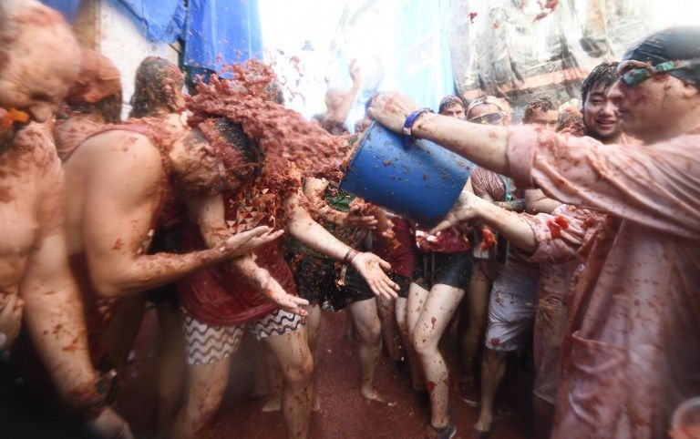 La tradicional Tomatina española volvió a teñir de rojo las calles de Buñol.