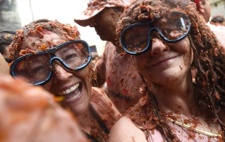 La tradicional Tomatina española volvió a teñir de rojo las calles de Buñol.