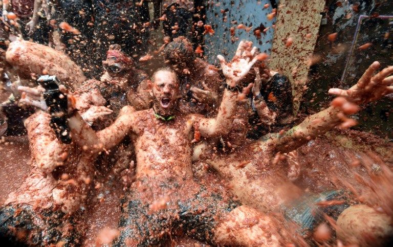 La tradicional Tomatina española volvió a teñir de rojo las calles de Buñol.