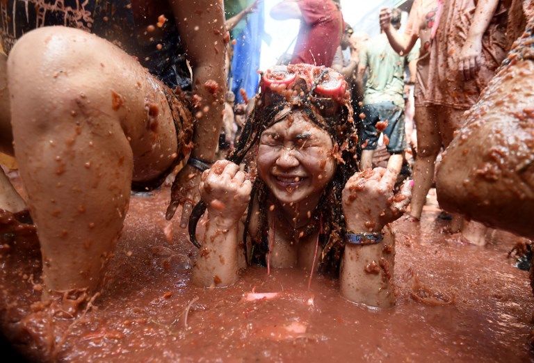 La tradicional Tomatina española volvió a teñir de rojo las calles de Buñol.