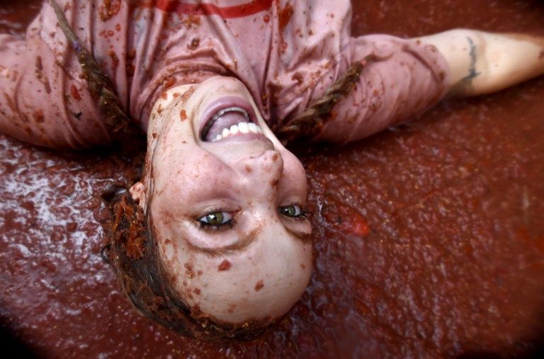 La tradicional Tomatina española volvió a teñir de rojo las calles de Buñol.