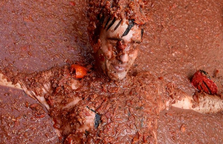 La tradicional Tomatina española volvió a teñir de rojo las calles de Buñol.