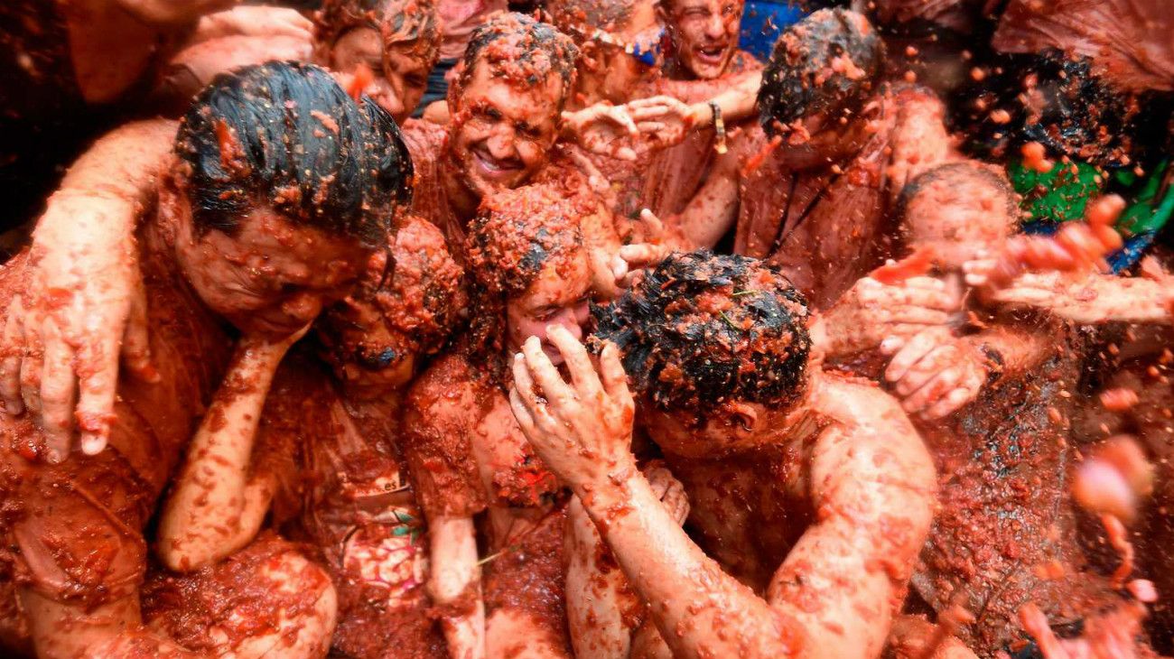 La tradicional Tomatina española volvió a teñir de rojo las calles de Buñol.