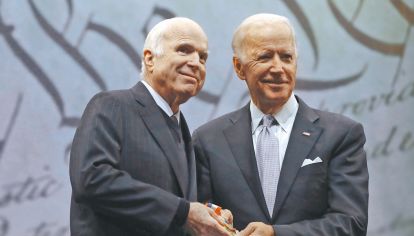 Amigos. El senador republicano y su colega demócrata, Joe Biden, vice de Barack Obama.