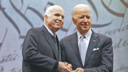 Amigos. El senador republicano y su colega demócrata, Joe Biden, vice de Barack Obama.