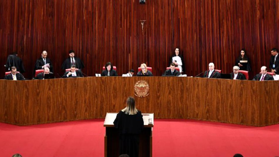 La Corte Electoral de Brasil, en su candente votación de este viernes.