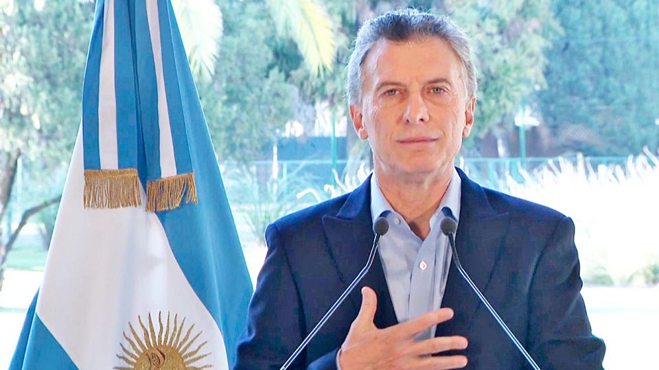 Por facebook Macri anunció más préstamos del FMI.