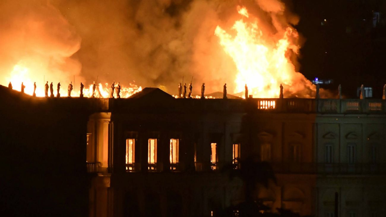 Segun imágenes de TV, el incendio afectó y consumó a todo el edificio. 