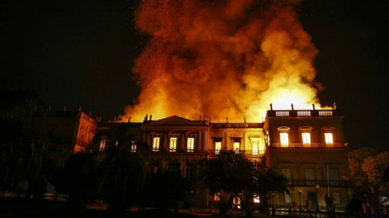 Segun imágenes de TV, el incendio afectó y consumó a todo el edificio. 