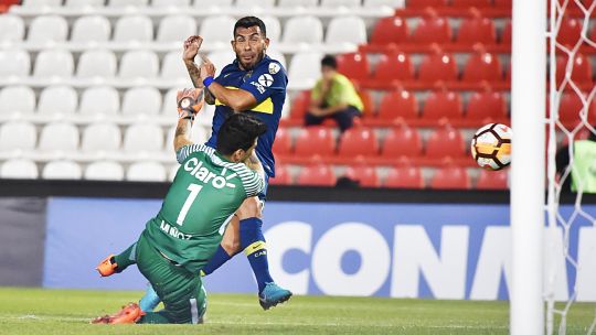 Tevez. Entró en Paraguay, la metió y festejó como si fuera la final del mundo.